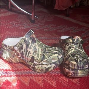 W 10 realtree bae clog by crocs
